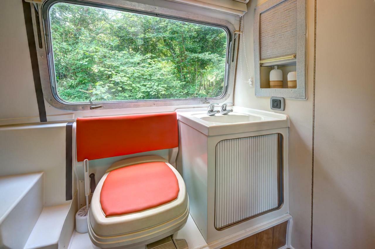Glamping 1970 American Airstream Motorhome Ponsanooth Exterior photo