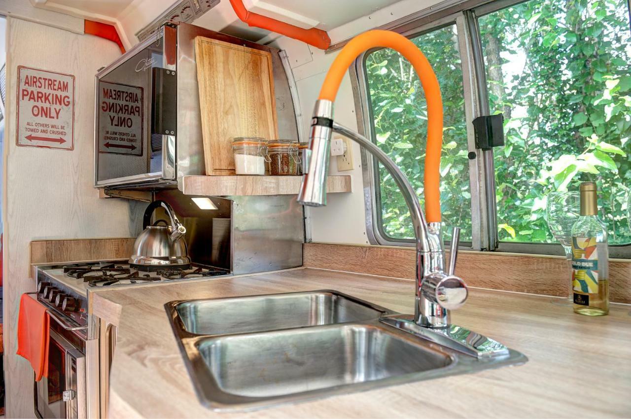 Glamping 1970 American Airstream Motorhome Ponsanooth Exterior photo